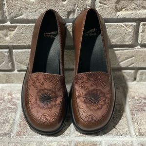 Dansko Brown Shoes Size 39. Like new condition!!
